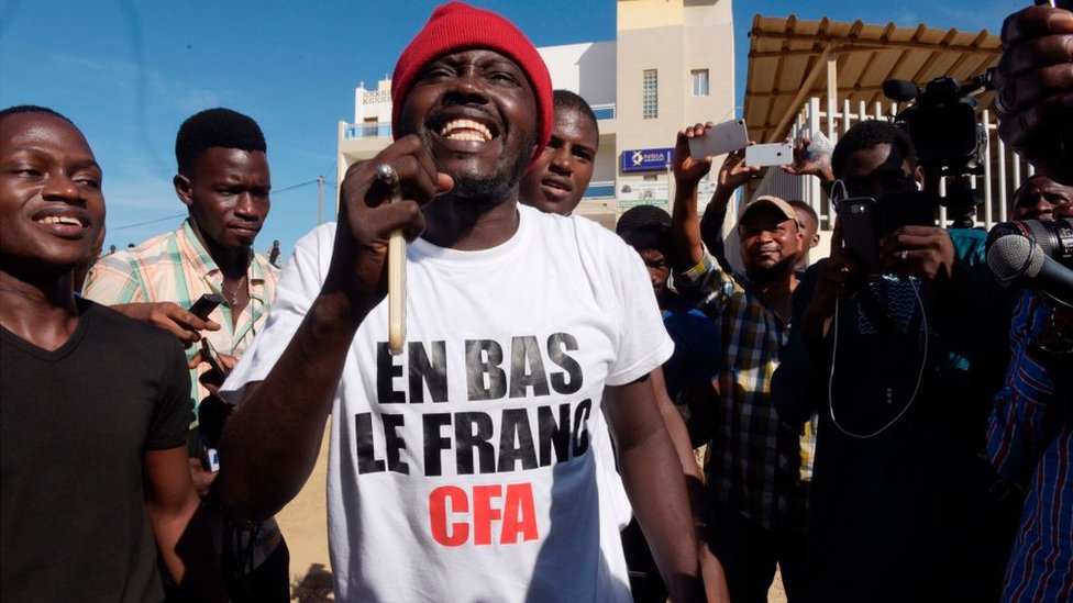 Activista con camiseta que dice: "Abajo el franco CFA"