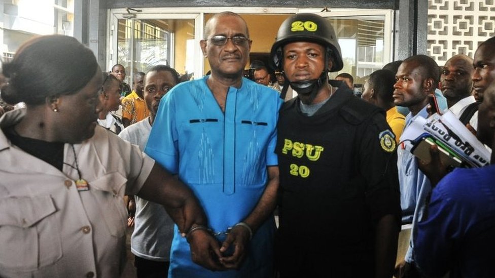 Чарльза Серлифа (в центре) сопровождают из суда в Монровии, Либерия. Фото: 4 марта 2019 г.