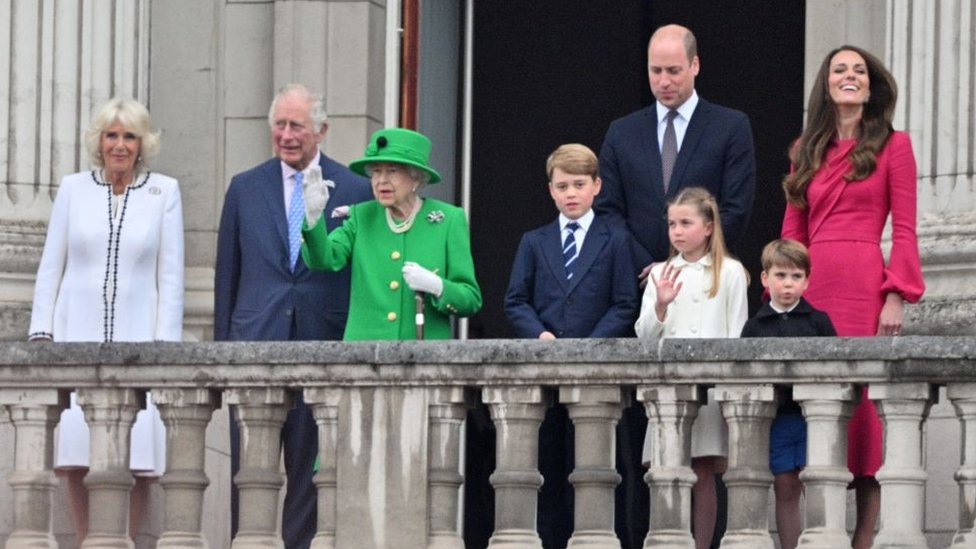 Família real na sacada do palácio