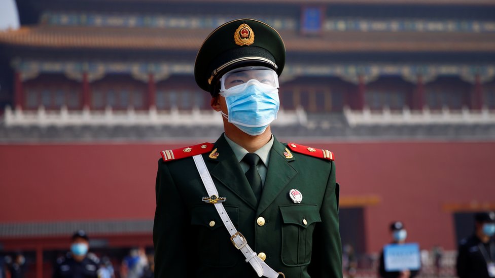 شرطي صيني يرتدي قناعا