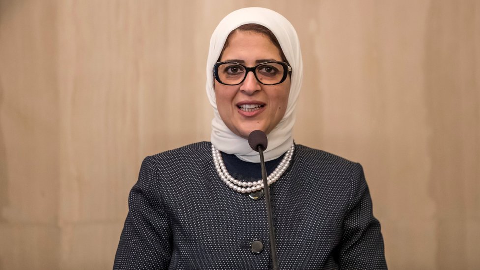 صيادلة يحرقون شهادتهم في مصر، ويطالبون بإقالة وزيرة الصحة