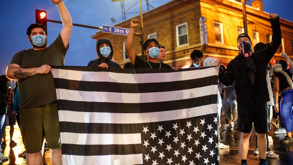 Manifestantes en Minneapolis