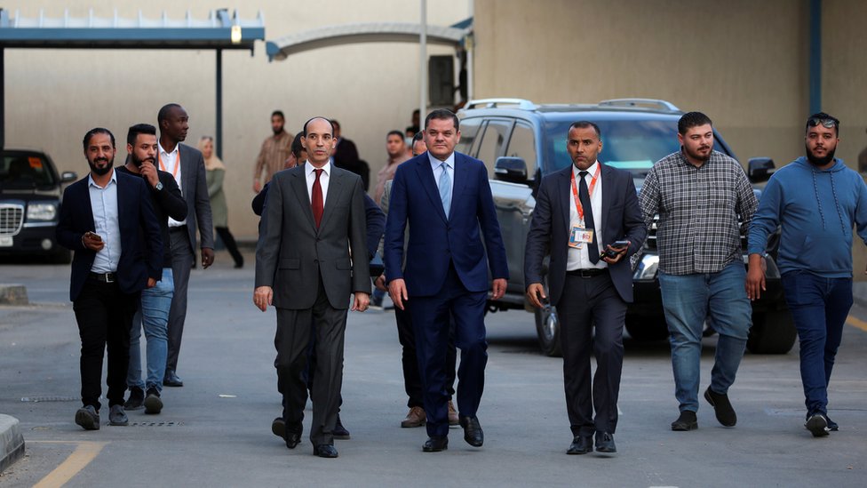 ليبيا: عبد الحميد الدبيبة يتعهد بطرح مشروع قانون انتخاب جديد لحل الأزمة السياسية 2 رئيس الوزراء الليبي عبد الحميد الدبيبة يصل لتقديم أوراق ترشيحه للانتخابات الرئاسية. طرابلس، ليبيا، 21 نوفمبر/تشرين الثاني 2021.