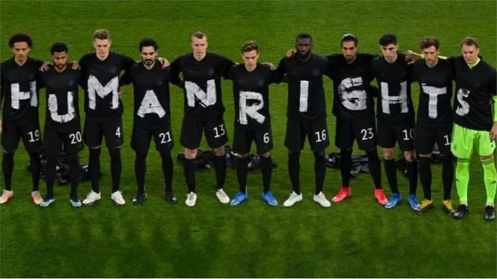 一場世界盃預選賽前，德國隊球員身穿黑色衣服組成英文「人權」字樣，以示抗議