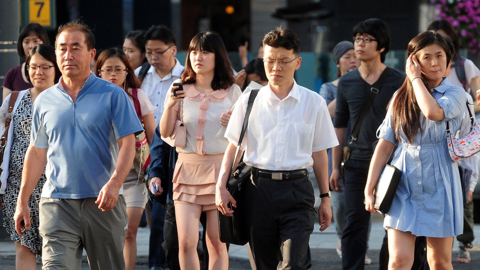 Surcoreanos cruzando una calle.