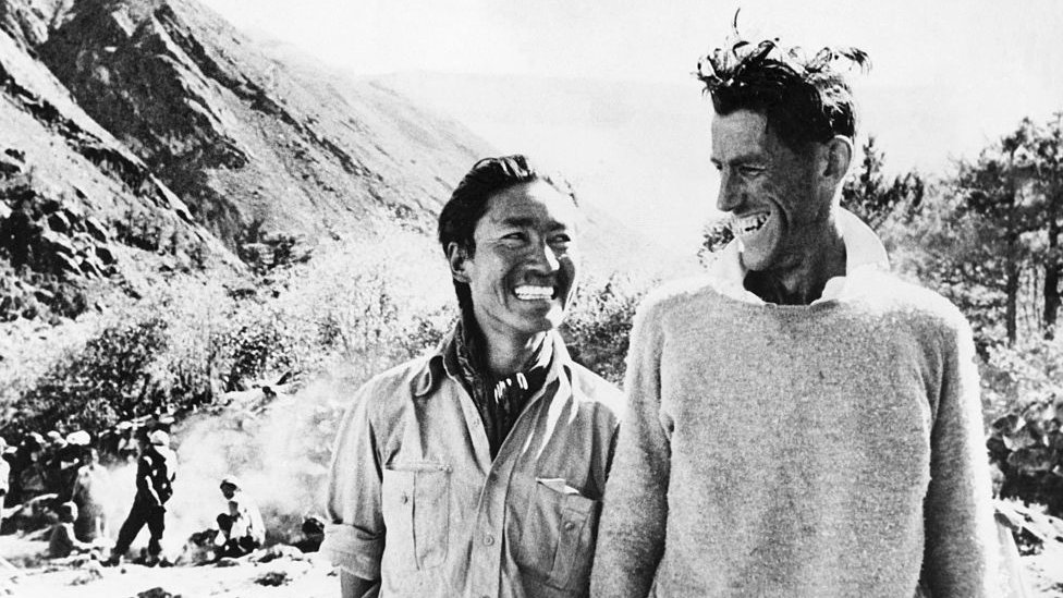 Улыбающиеся победители шерпа Тенцинг (слева) и Эдмунд Хиллари в своем лагере после возвращения с Эвереста.