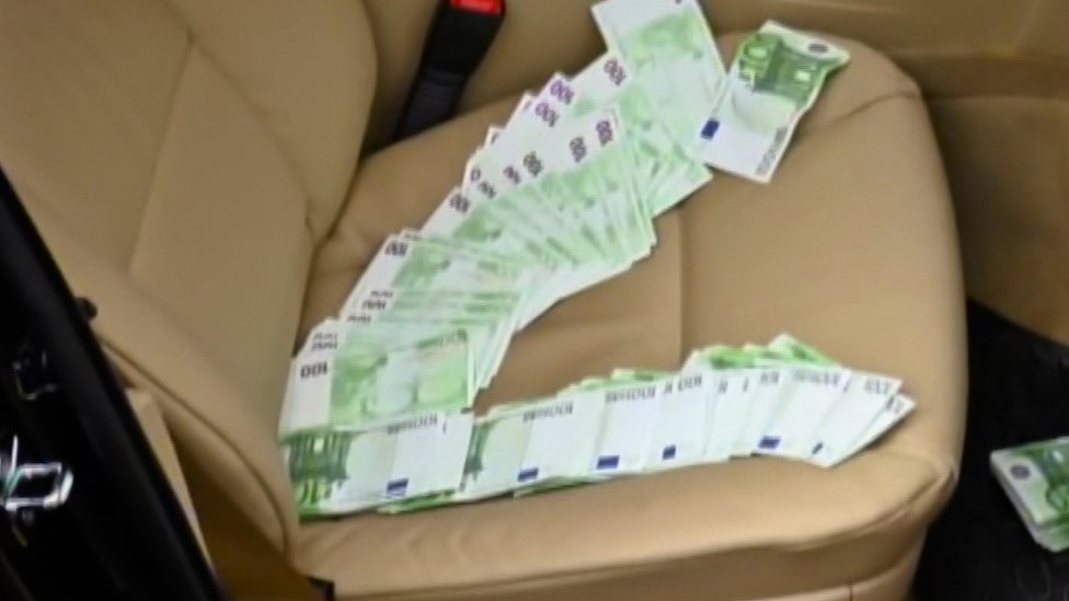 Деньги, полученные за контрабанду радиоактивных материалов. 19 февраля 2015 г.