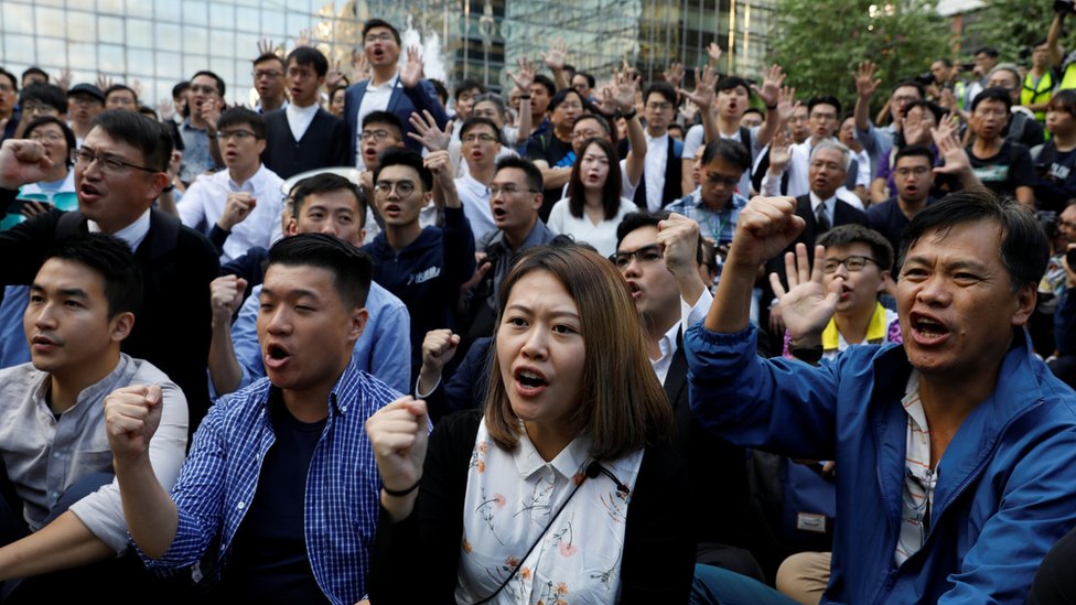 2019年香港區議會選舉結束後新當選的民主派議員在尖沙咀東集合聲援被圍困於理工大學本部內的示威者（25/11/2019）
