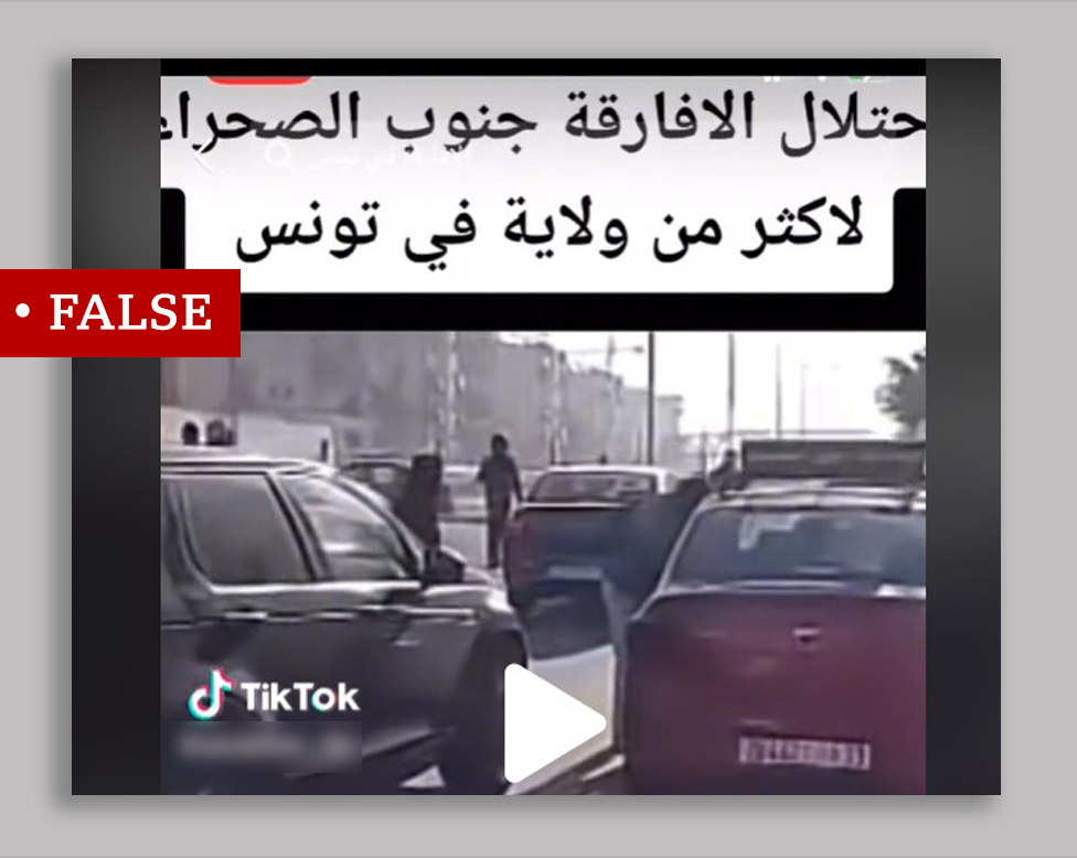 لقطة من فيديو تصور مواجهة بين رجال وسائقي سيارات في طريق مزدحم