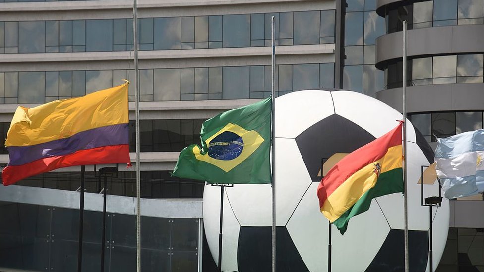 ¿Seguirían siendo atractivas las Eliminatorias sudamericanas si clasificaran seis o siete de los diez países que compiten? Banderas de selecciones sudamericanas