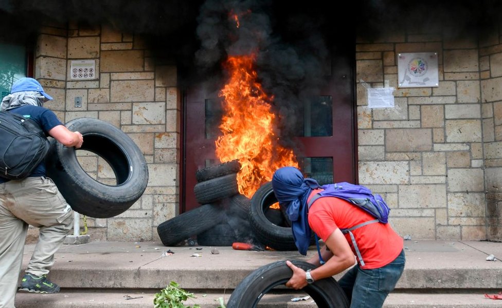 quema de neumáticos en la embajada de EEUU de Tegucigalpa.