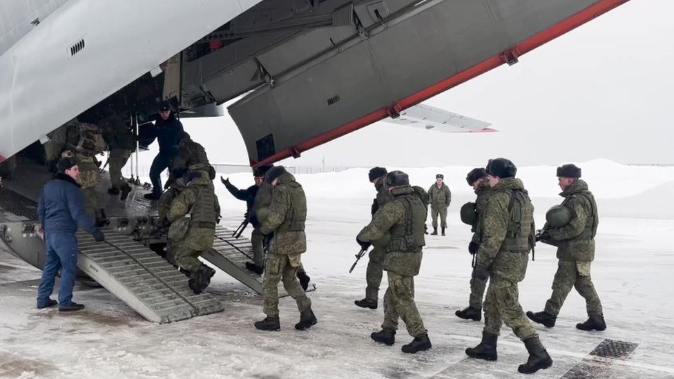 俄羅斯國防部新聞處消息顯示，俄羅斯軍人在莫斯科郊外的一個機場登上一架前往哈薩克斯坦的軍用飛機