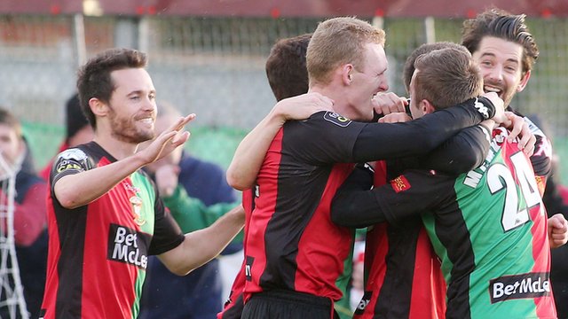 Glentoran players celebrate victory over Warrenpoint