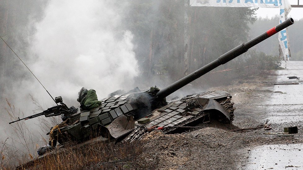 Un tanque ruso destruido por fuerzas ucranianas en Luhansk