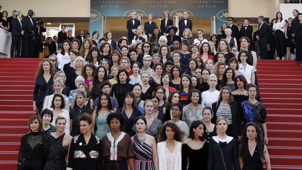 Актрисы и женщины-режиссеры стоят на ступенях красной дорожки в знак протеста против отсутствия женщин-режиссеров, отмеченных на протяжении всей истории фестиваля во время 71-го ежегодного Каннского кинофестиваля в Каннах, Франция, 12 мая 2018 года.