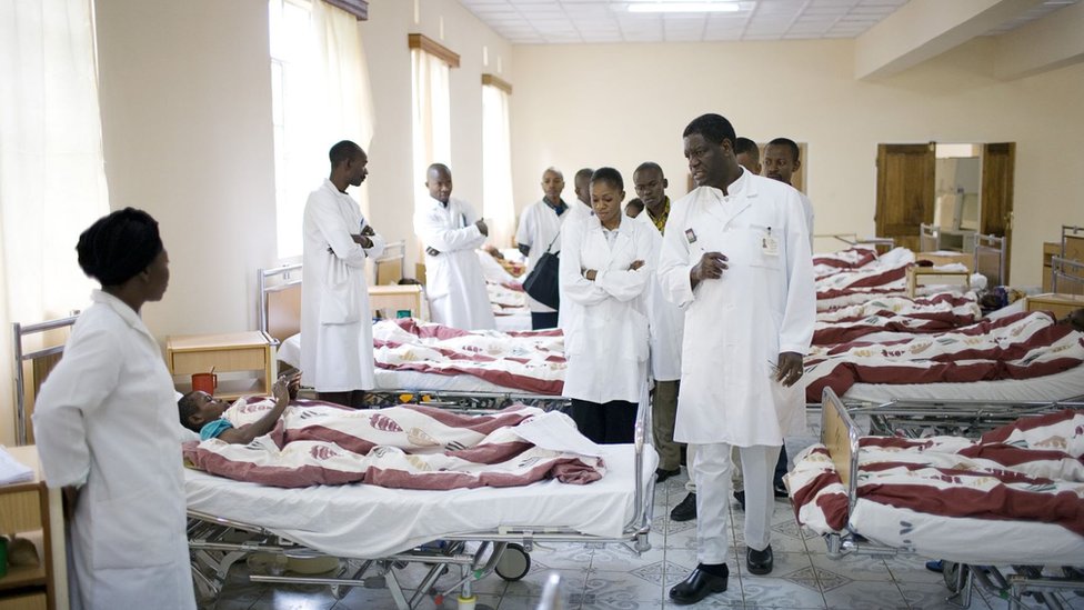 Доктор Дени Муквеге (в), гинеколог, прошедший обучение во Франции, разговаривает с персоналом и студентами во время обхода в палате для выздоравливающих пациентов 2 ноября 2007 года в Букаву, Демократическая Республика Конго.
