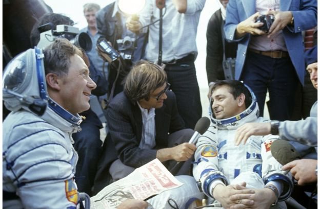 Bykovsky hablando con un reportero luego del aterrizaje de la nave Soyuz 31 en 1978.