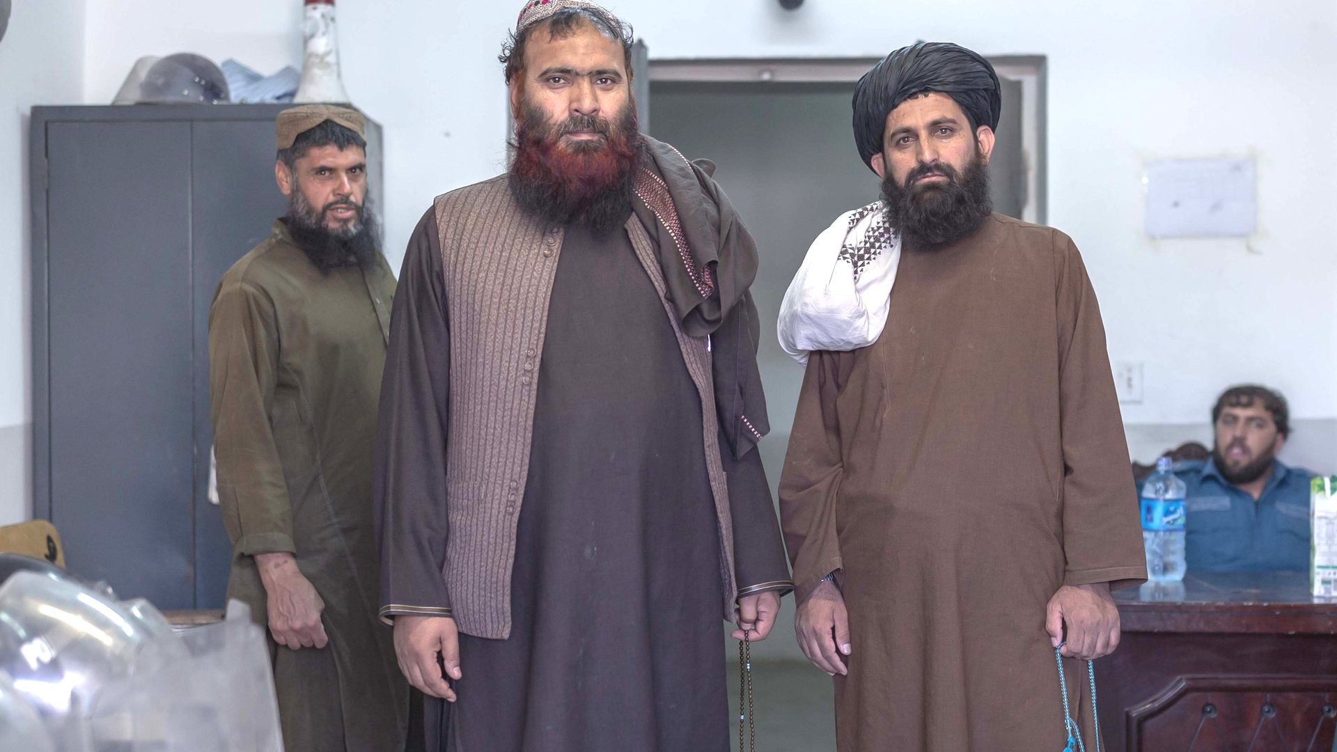 Mawlawi Fazel Bari (a la derecha) con otro prisionero talibán.