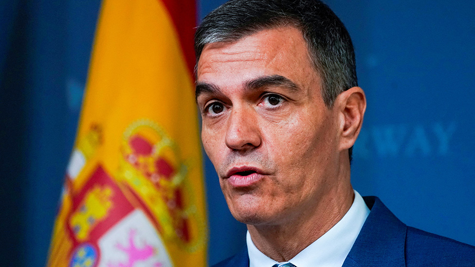 Spains Prime Minister Pedro Sánchez will not resign after allegations against wife