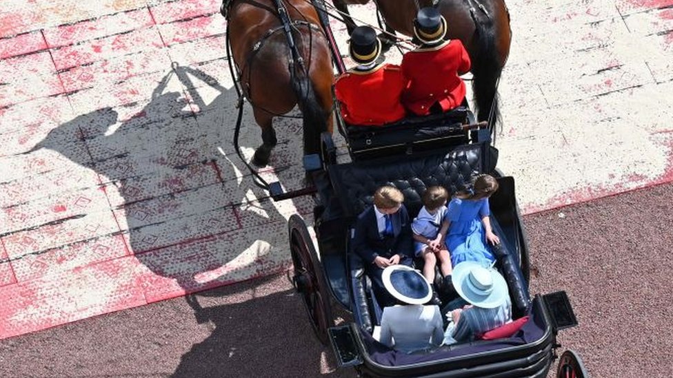 Kate, duquesa de Cambridge, sus hijos, el príncipe Louis de Cambridge, el príncipe George de Cambridge, la princesa Charlotte de Cambridge y Camilla, duquesa de Cornualles, viajan en un carruaje tirado por caballos