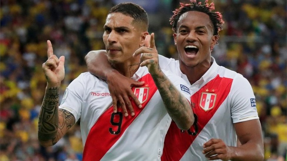 Peruanos festejan un gol
