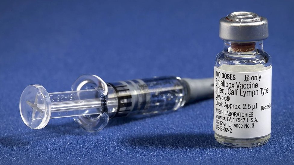 Seringa ao lado de frasco da vacina contra a varíola