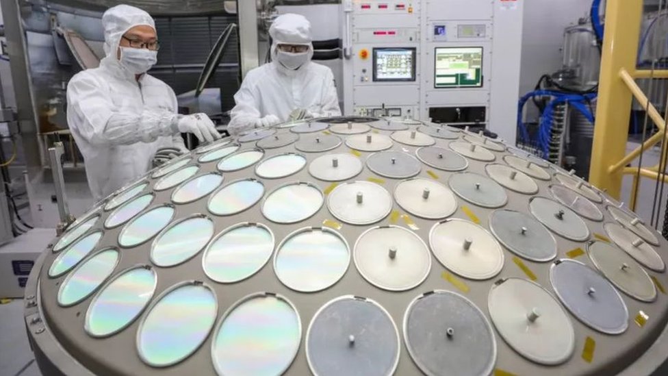 中國購買了全球生產的50%以上的晶片