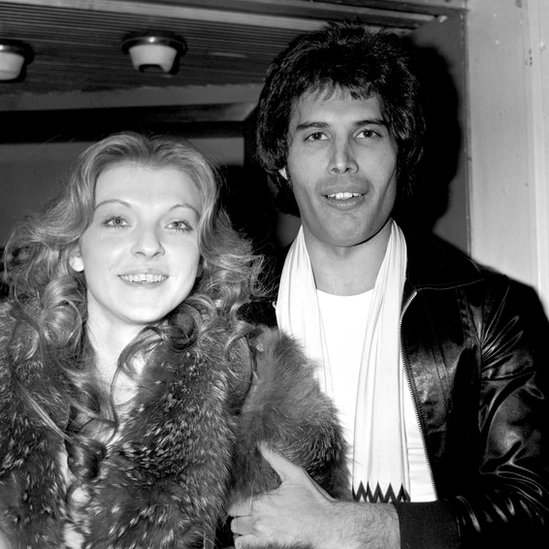 Mary Austin y Freddie Mercury en 1977
