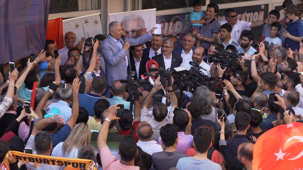 Binali Yıldırım Sancaktepe'de seçim kampanyasını sürdürürken