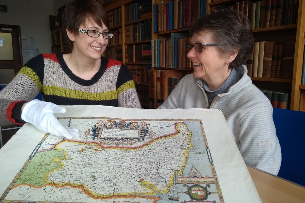 Эмили Тиллетт и Сара Стегглс с картой Саффолка 1575 года, составленной Сакстоном