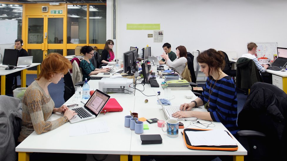 Perder documentos o ignorar los correos electrónicos son algunas de las prácticas de sabotaje llevada a cabo por los empleados. (Crédito: Oli Scarff) Empleados en una oficina