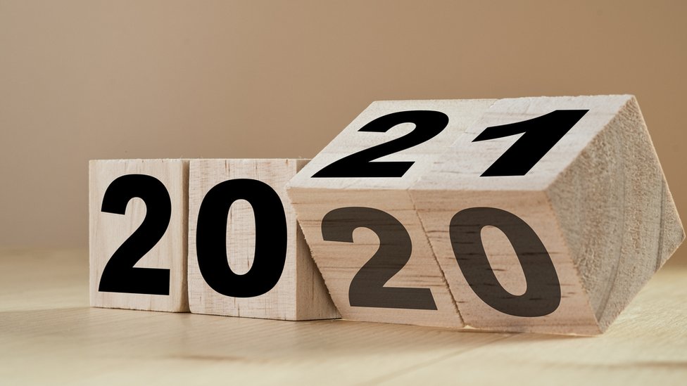 Blocos de madeira alternando de 2020 para 2021