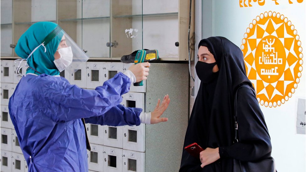 Merenje temperature pred ulazak u džamiju u Iranu
