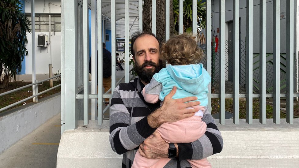 Gabriel Camorim, pai de uma menina de 2 anos, demonstra preocupação sobre a indefnição no esquema de vacinação para essa faixa etária
