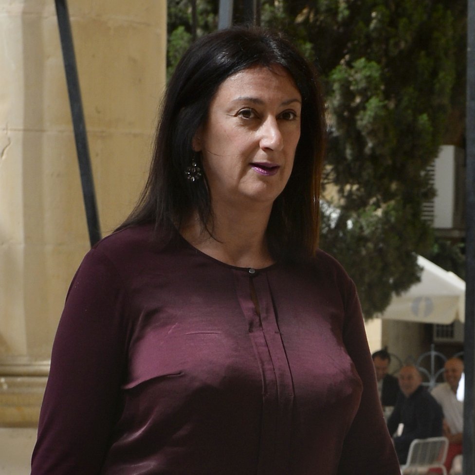 Каруана Галиция идет к Суду на Мальте в апреле 2017 года