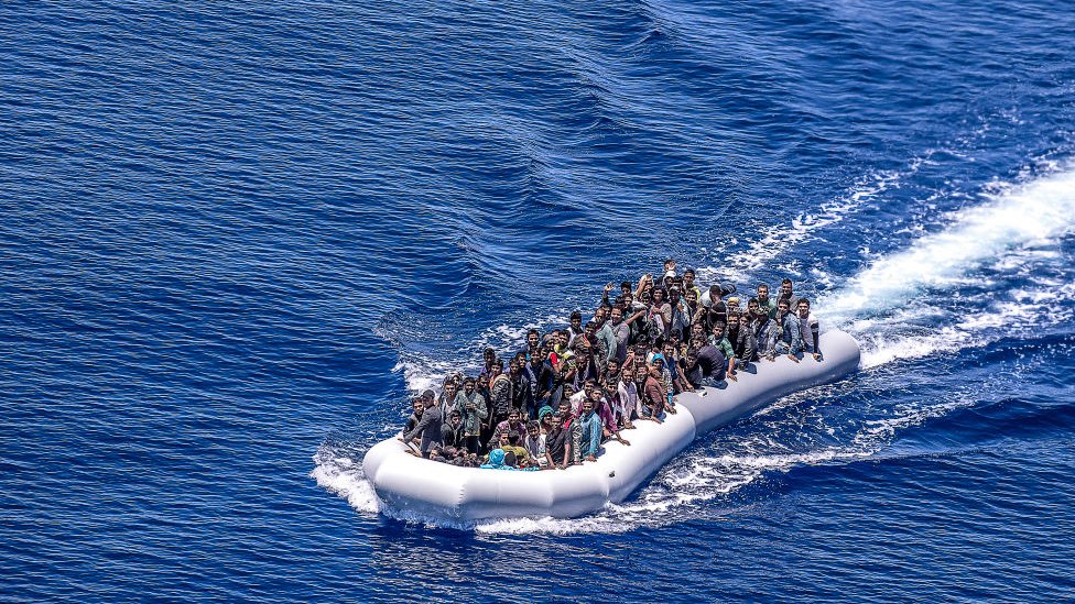 Akdeniz'de göçmen dolu bir bot