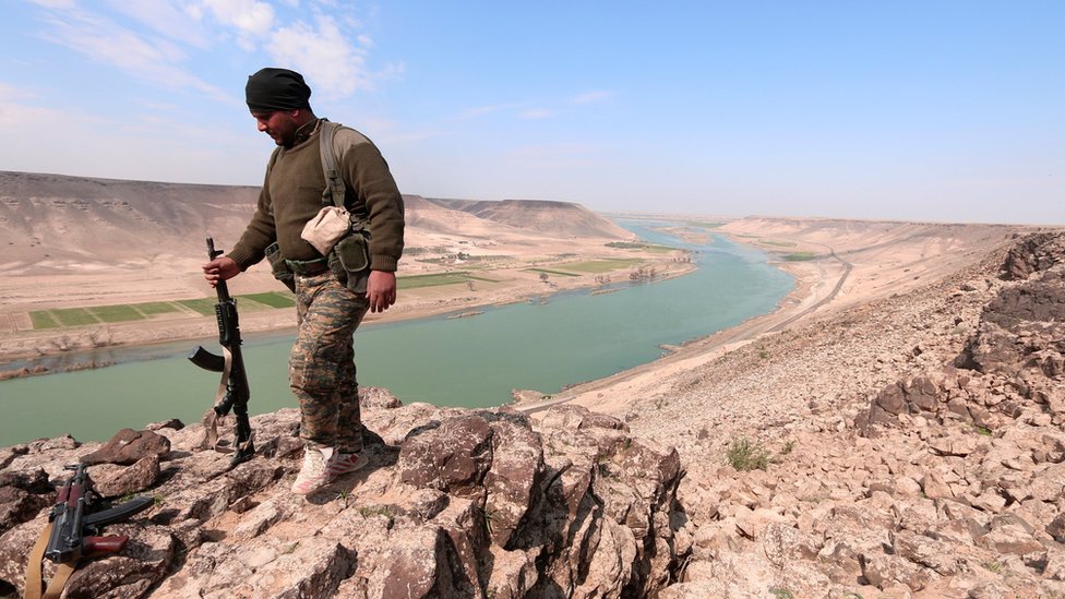 Боец Сирийских демократических сил (SDF) позирует для фото возле реки Евфрат, к северу от города Ракка, Сирия 8 марта,