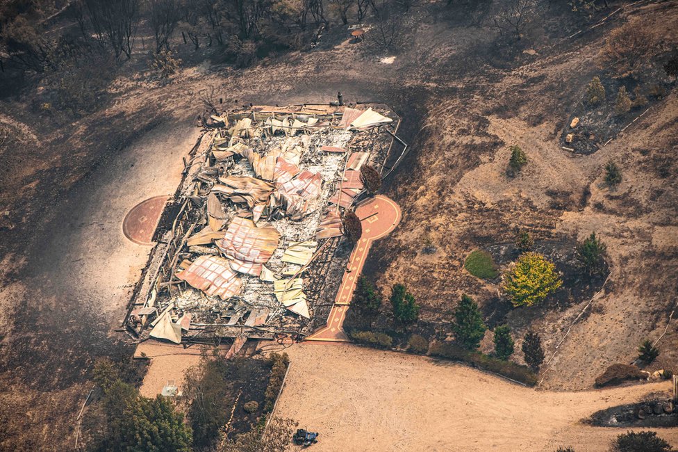 Вид с воздуха на имущество, поврежденное лесными пожарами