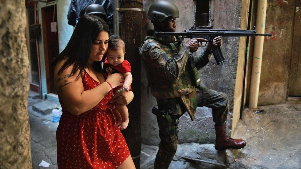 Mujer en la favela