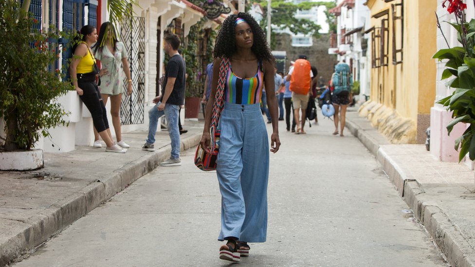 Protagonista de "Siempre Bruja" camina por las calles de Cartagena.