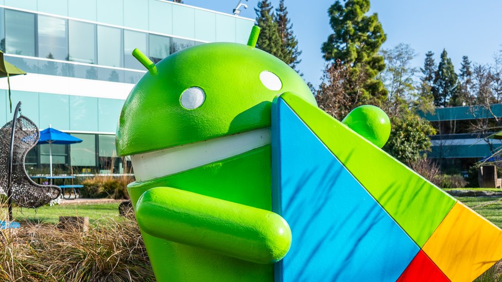 Большая зеленая статуя зеленого талисмана Android видна возле штаб-квартиры компании в Маунтин-Вью