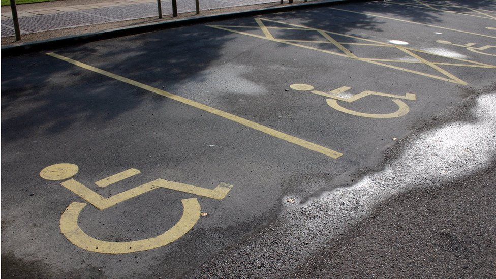 Парковочные места для инвалидов в парке скульптур Йоркшира, недалеко от Западного Бреттона, Западный Йоркшир