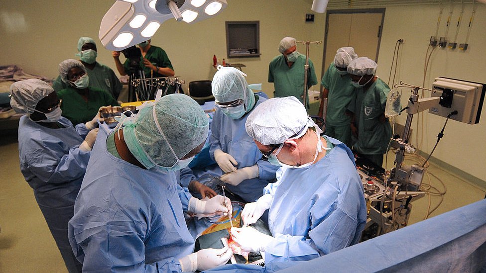 hirurg u operacionoj sali