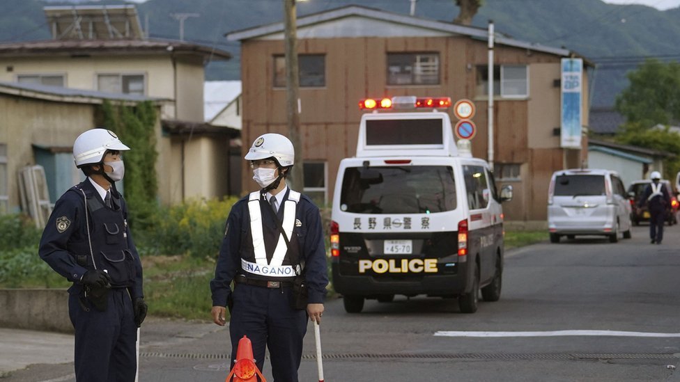 ضباط الشرطة بالقرب من مكان الحادث في ناكانو