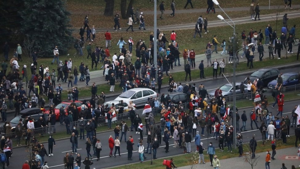 Люди идут на митинг оппозиции, чтобы отвергнуть результаты президентских выборов в Минске