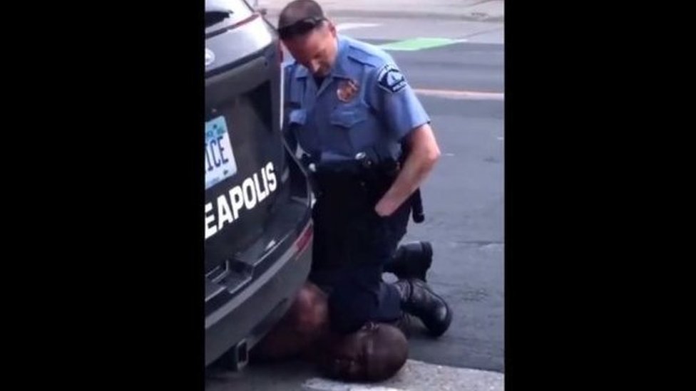 En el video de la detención de Floyd se ve a Derek Chauvin manteniendo su rodilla sobre el cuello del afroestadounidense.