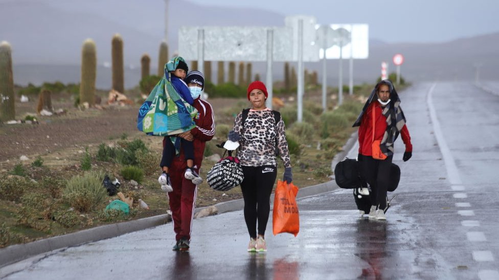 Una familia venezolana migrante camina en la frontera entre Chile y Bolivia.