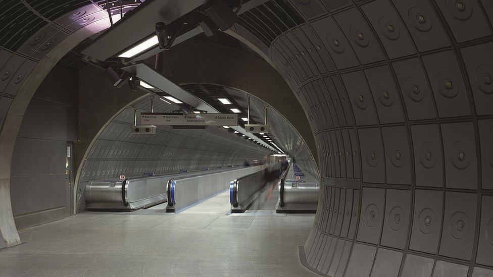 Два траволатора станции метро.