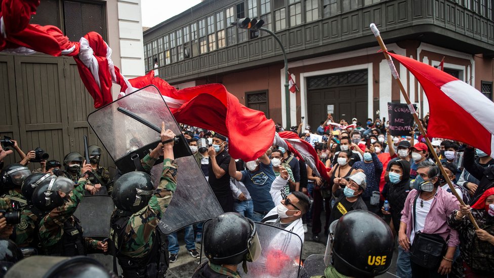 Сторонники свергнутого президента Перу Мартина Вискарры, который был отстранен в результате голосования по импичменту поздно вечером в понедельник, проводят демонстрацию против нового правительства в Лиме 10 ноября 2020 г.