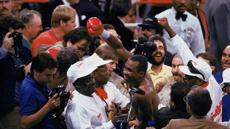 Leonard resultó vencedor en una decisión dividida de los jueces tras 12 asaltos. Leonard victoria